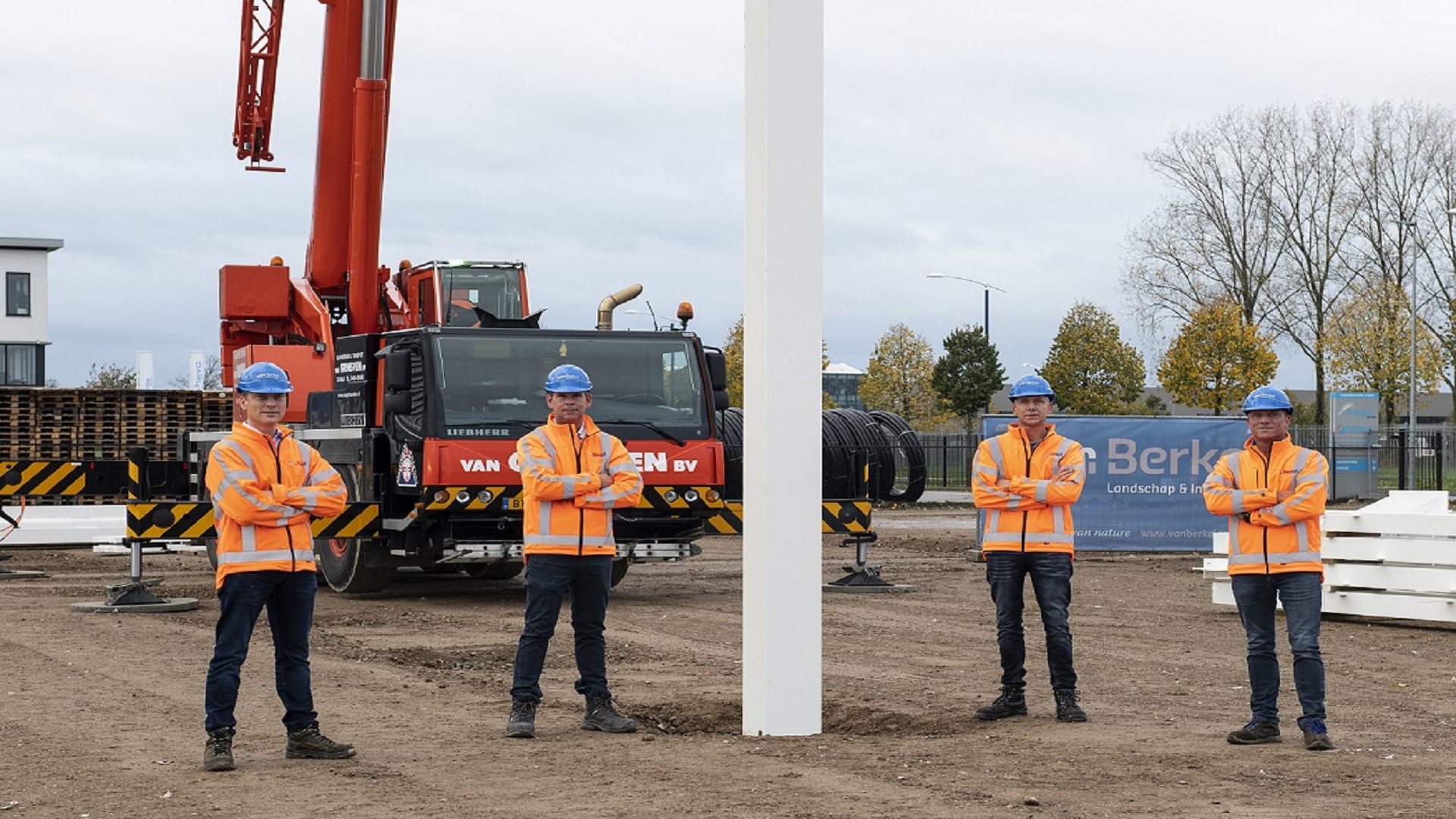 Plaatsen eerste staalkolom nieuwbouw Doornhoek